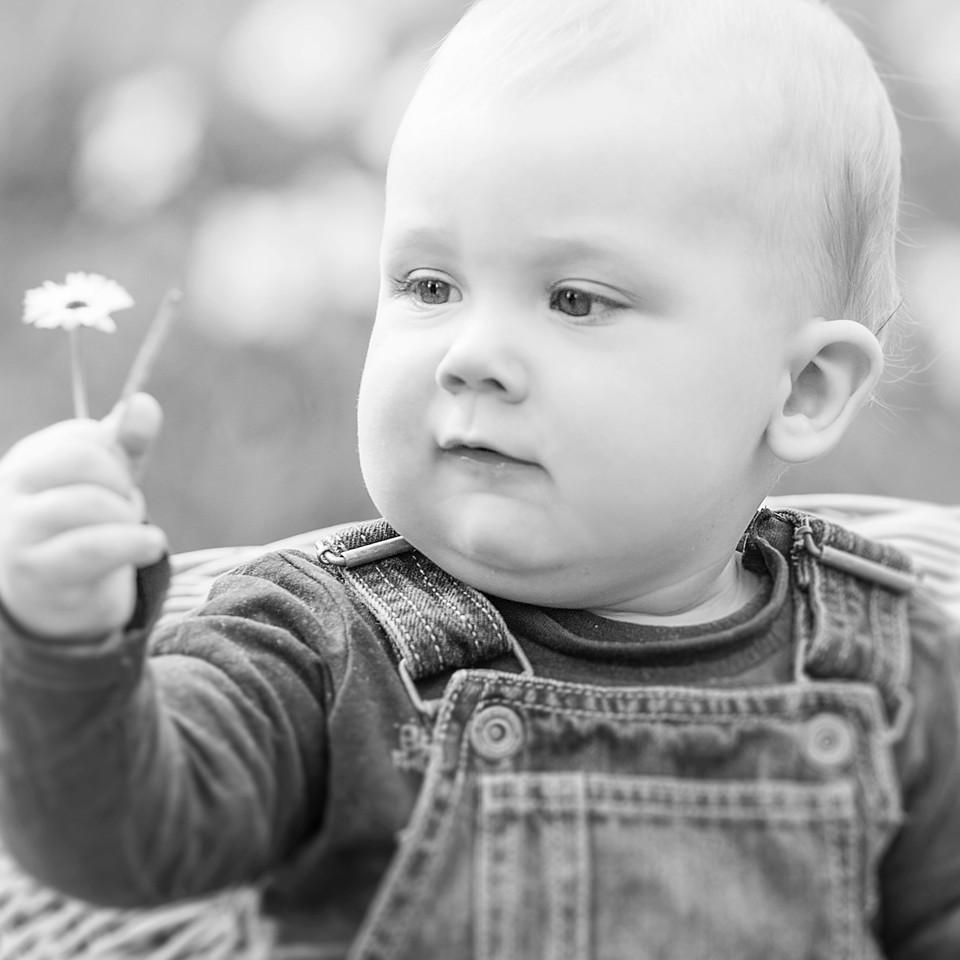 Schwarz-weiß Bild von einem Baby
